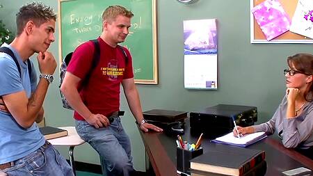 Красивая училка готова поставить по пять баллов, но только после МЖМ