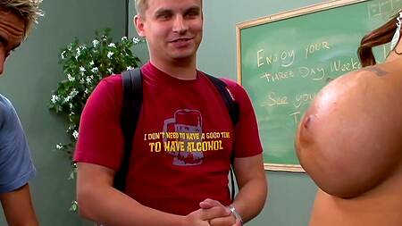 Красивая училка готова поставить по пять баллов, но только после МЖМ