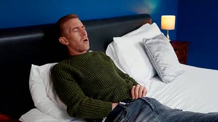 Жаркая подруга матери застает за дрочкой и предлагает секс