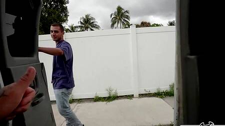 Татуированная азиатка в роли пикаперши трахается с парнями