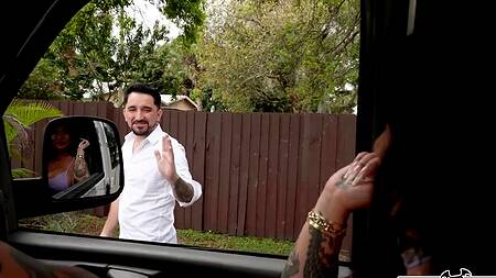 Татуированная азиатка в роли пикаперши трахается с парнями