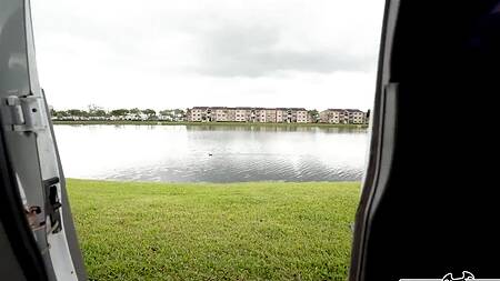 Татуированная азиатка в роли пикаперши трахается с парнями