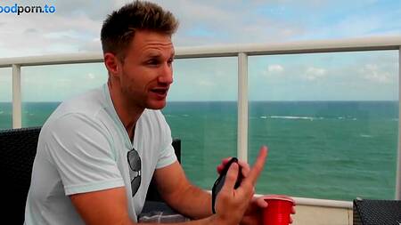 Молодой парень зашел в гости к соседке в отеле и выебал её