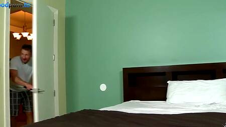 Молодой парень зашел в гости к соседке в отеле и выебал её