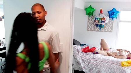 Черная студентка изменяет парню с подругой с розовыми волосами