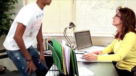 Молодой негр исправляет оценки секс с белой учительницей