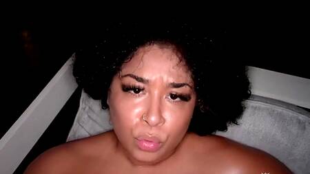 Сочная негритянка в бассейне сосет член белого друга