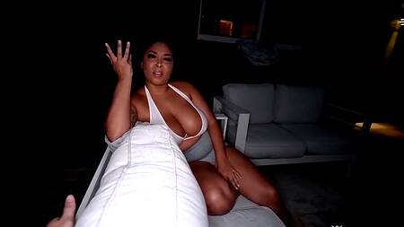 Сочная негритянка в бассейне сосет член белого друга