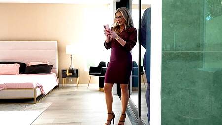 Работящий мужик страстно трахает зрелую блондинку