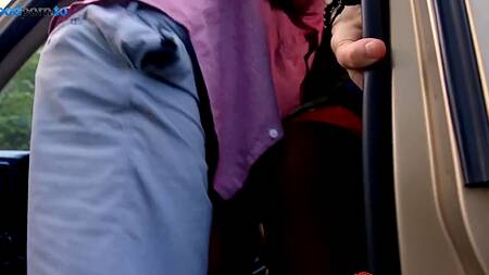 Случайно сбила парня и теперь ебется с ним в машине