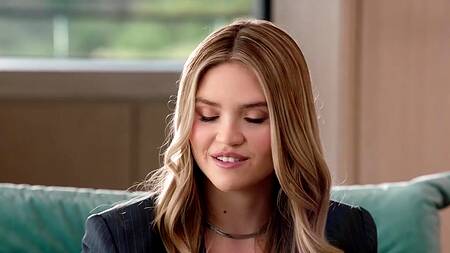 Милая блондинка с большими сиськами ебется с двумя неграми