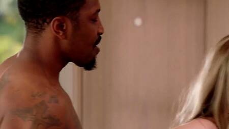 Милая блондинка с большими сиськами ебется с двумя неграми