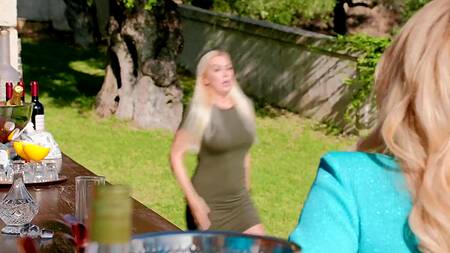 Богатую милфу в шикарном номере ебут негры в два члена