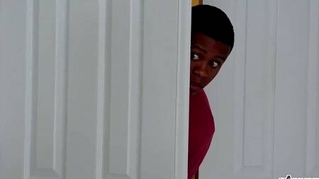 Черный друг сына не только подсматривает за белой мамашей