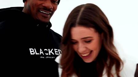 Красотка снимается в сериале и ебется с черным режиссером