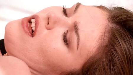 Массажист в отеле ублажает анальные фантазия красотки