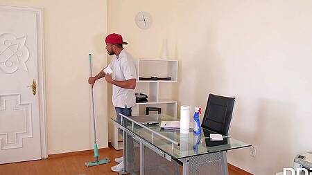 Новый уборщик в офисе жарко трахает грудастую начальницу