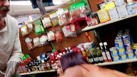 Подруги в магазине трахнулись с продавцом