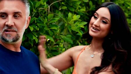 Молодая красотка рада, что ебется со зрелой супружеской парой