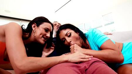 Молодая красотка рада, что ебется со зрелой супружеской парой