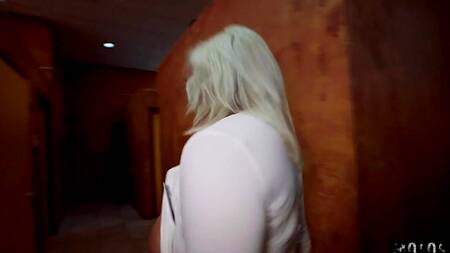 Толстая работница солярия трахается с клиентом