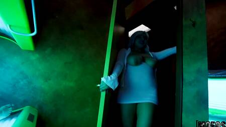 Толстая работница солярия трахается с клиентом