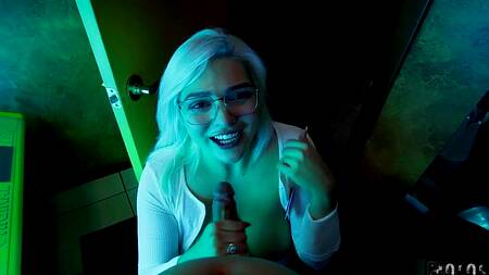 Толстая работница солярия трахается с клиентом