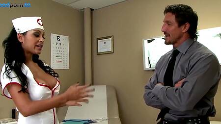 Если медсестра хочет секса, её нужно трахать
