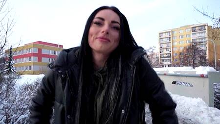 Пикапер с толстым членом легко разводит телку на секс