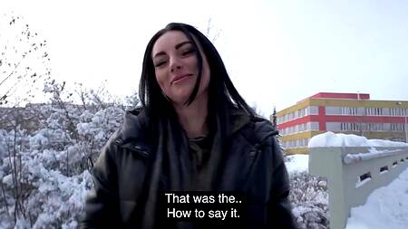 Пикапер с толстым членом легко разводит телку на секс