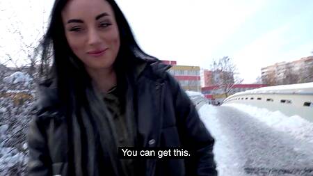 Пикапер с толстым членом легко разводит телку на секс