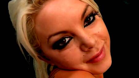 Развратная блондинка с пирсингом языка жарко ебется