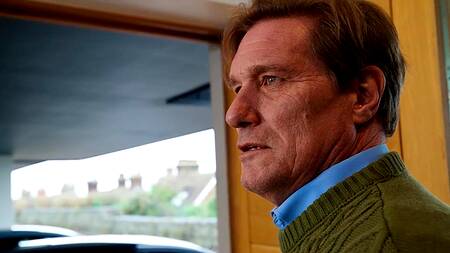 Мужик на званом ужине друзей трахает красивую блондинку