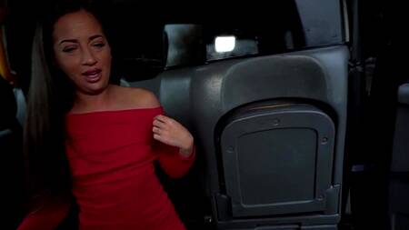 Стройная пассажирка с удовольствием ебется в машине