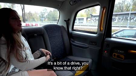 Стройная пассажирка с удовольствием ебется в машине