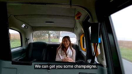 Стройная пассажирка с удовольствием ебется в машине