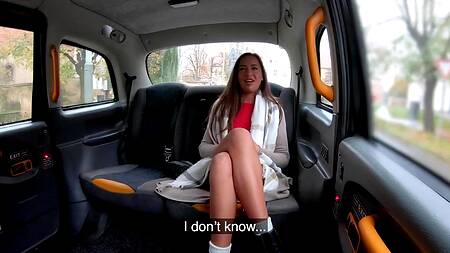 Стройная пассажирка с удовольствием ебется в машине