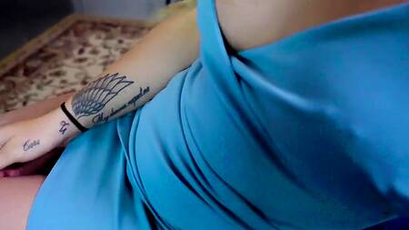 Миленькая блондинка показала попку и дала на кухне