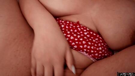 Подруга жены предлагает пойти в спальню и трахнуться