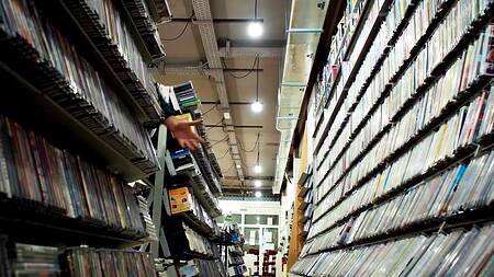 Пришла в видео салон и там ебется с продавцом