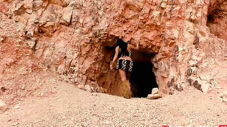 Первобытная красотка после сражения трахается у пещеры