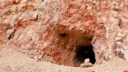 Первобытная красотка после сражения трахается у пещеры