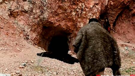 Первобытная красотка после сражения трахается у пещеры