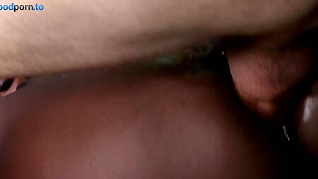 Чернокожая медсестра развлекается с пациентом