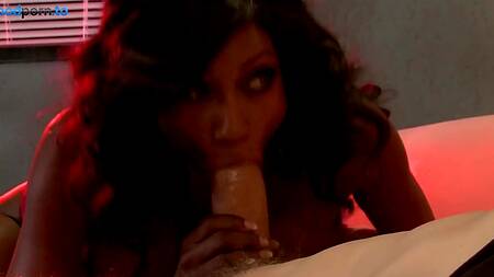 Чернокожая медсестра развлекается с пациентом