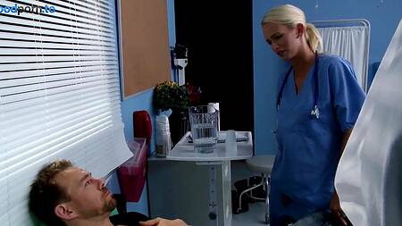 Чернокожая медсестра развлекается с пациентом