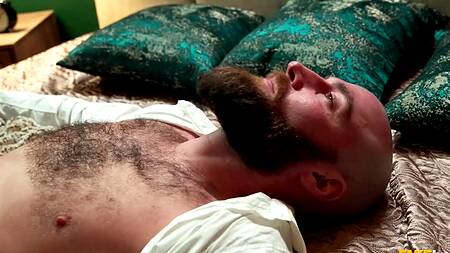 Выиграл секс с рыжей милфой  и ебет её