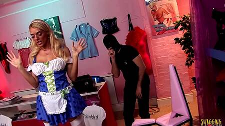 Притворилась манекеном и трахнулась с вором