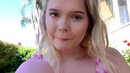 Гибкая милашка закидывает ноги за голову во время ебли