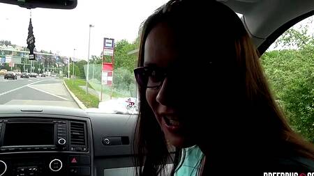 Милфа в розовой блузке занялась сексом в машине